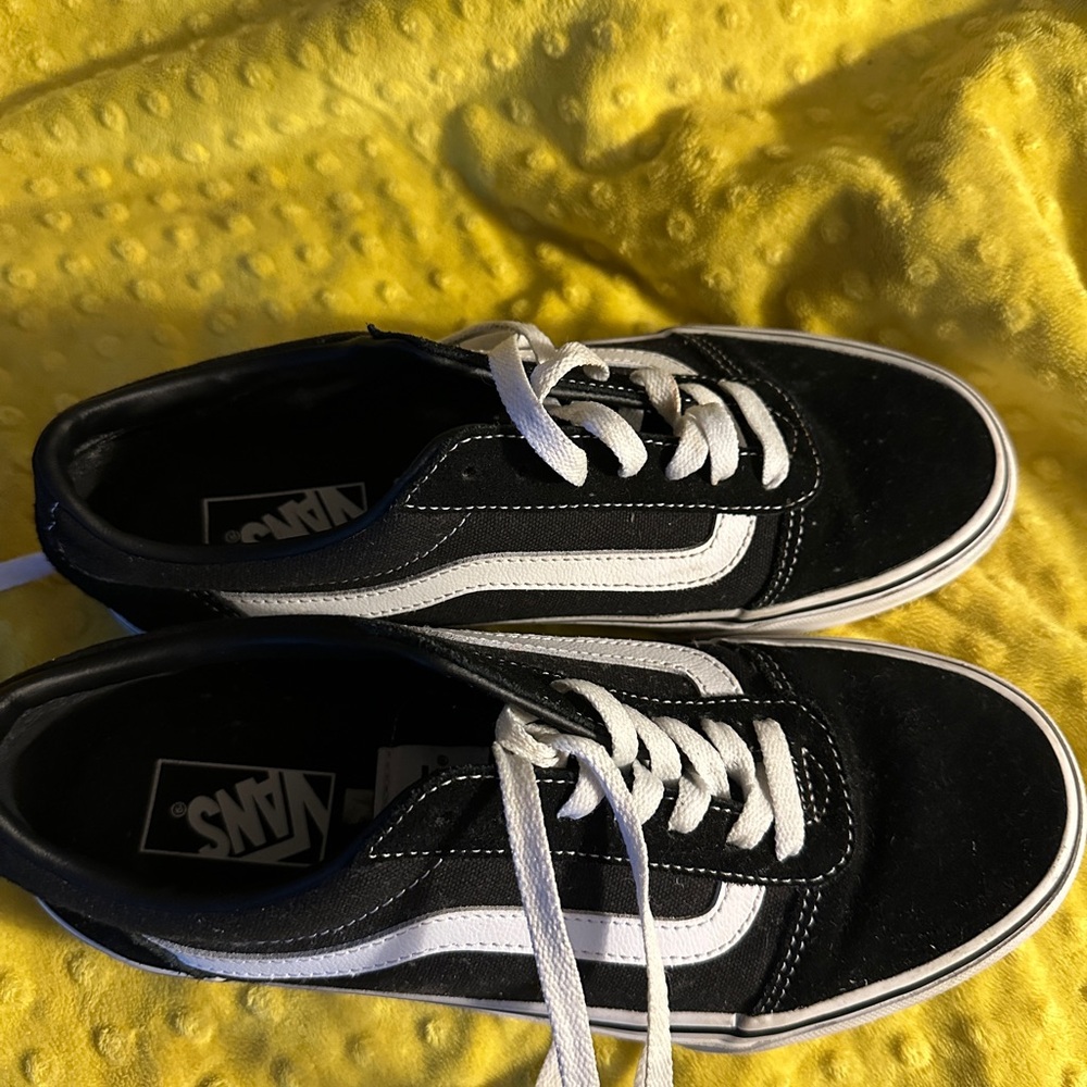 Vans Old Skool Black and White Lace-Up Shoes. Suede and canvas. Men’s size 8